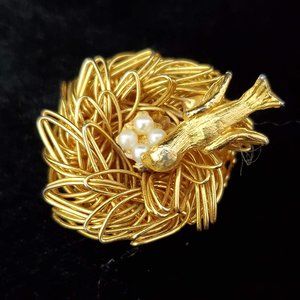 Vintage Wire Birds Nest with Faux Pearl Eggs Gold Tone Brooch Pin